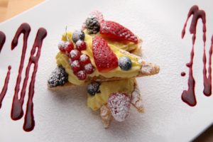 222. Millefoglie scomposto alla crema chantilly e frutti del bosco 300x200 - 222. Millefoglie scomposto alla crema chantilly e frutti del bosco